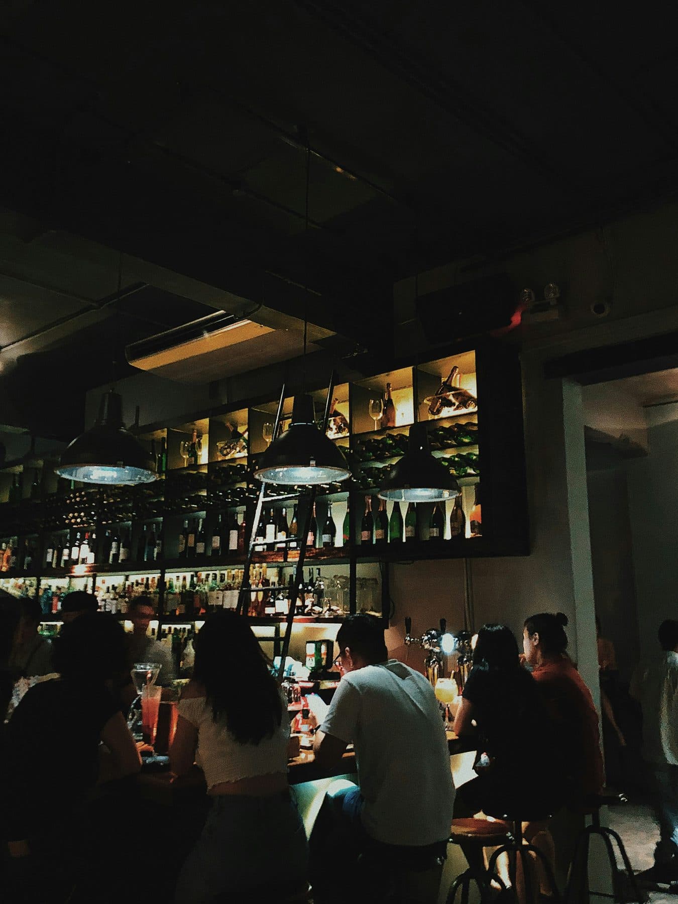 Vrienden aan de bar in warm licht